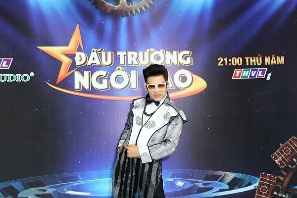 Ở độ tuổi 62, MC Thanh Bạch vẫn tràn đầy năng lượng, nhảy điêu luyện trong hậu trường Đấu Trường Ngôi Sao