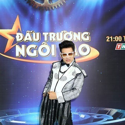 Ở độ tuổi 62, MC Thanh Bạch vẫn tràn đầy năng lượng, nhảy điêu luyện trong hậu trường Đấu Trường Ngôi Sao
